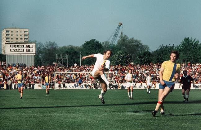 Hans Jürgen Kreische (li., Dresden) zieht ab, re. Joachim Fritsche (Lok Leipzig) Fußball Herren DDR Oberliga 1977 1978, 1. FC Lokomotive Leipzig - SG Dynamo Dresden 2:2, Lok, Vneg Gruppe Leipzig Dynamik,