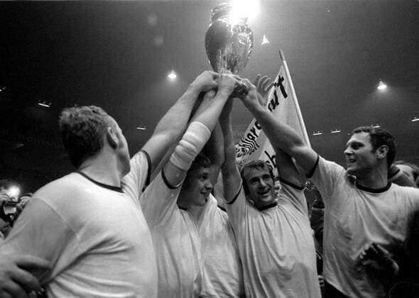 Hans Günther Schmidt (re.) und Helmut Kosmehl (beide Gummersbach) präsentieren mit weiteren Teamkollegen stolz den Landesmeisterpokal Handball EC 1 Herren Europapokal der Landesmeister 1970 1971, Europacup, Finale, Endspiel, VfL Gummersbach Gruppe Dortmund Glück, Begeisterung, Freude,