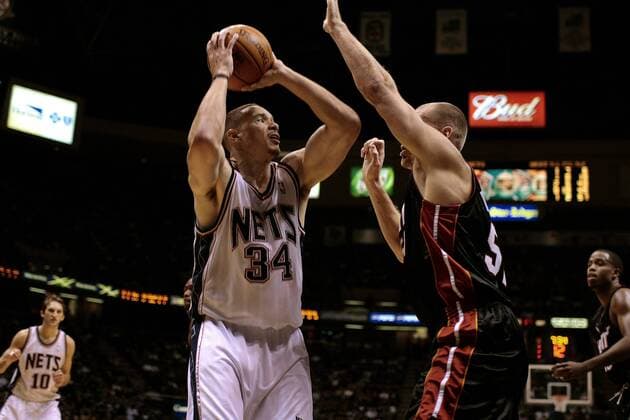 Aaron Williams (New Jersey Nets, li.) gegen Michael Doleac (Miami) Basketball Herren NBA 2004 2005, Miami Heat - New Jersey Nets 100:77, Vdig Gruppe Miami