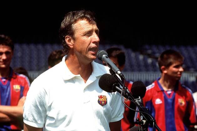 Trainer Johann Cruyff (FC Barcelona) hält zu Saisonbeginn eine Ansprache - PUBLISHING RIGHTS FOR GERMAN MEDIA ONLY Fußball Damen Primera Division 1995 1996, 1. Spanische Liga, Barca, Vorstellung, Präsentation, Pressetermin, Einzelbild Barcelona
