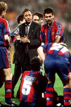 Trainer Johann Cruyff (li.) und Josep Guardiola (re.) im Gespräch mit dem am Boden sitzenden Gheorghe Popescu (alle FC Barcelona) - PUBLISHING RIGHTS FOR GERMAN MEDIA ONLY Fußball Damen Primera Division 1995 1996, 1. Spanische Liga, Vorstellung, Präsentation, Pressetermin, Pep Gruppe Aufnahmedatum geschätzt Barcelona