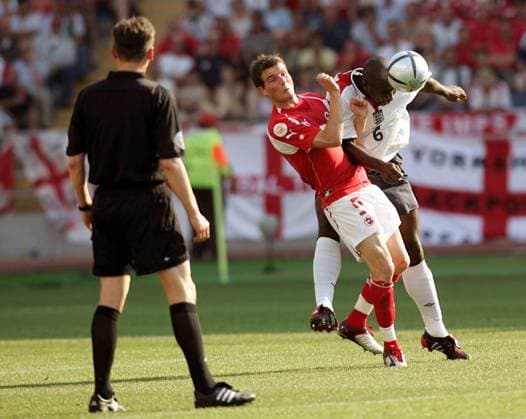 Alexander Frei (Schweiz, li.) gegen Sol Campbell (England) Fußball EM Herren Euro 2004, Europameisterschaft, Länderspiel, Nationalmannschaft, Nationalteam, Gruppe B Gruppe Coimbra Dynamik, Kampf,