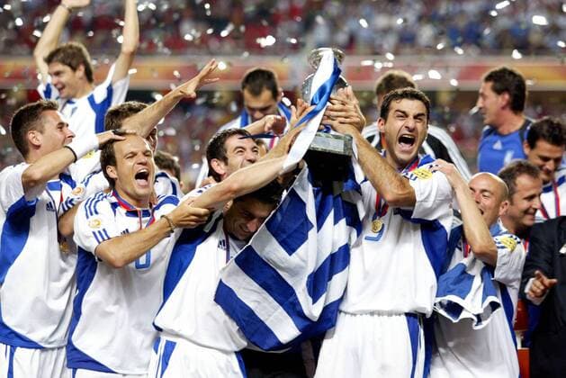 Fußball, EM Finale 2004 in Lissabon, Portugal - Griechenland 0:1 Europameister Griechenland - vorn v.re.: Traianos Dellas, Georgios Karagounis und Angelos Basinas Fußball EM Herren Euro 2004, Europameisterschaft, Nationalmannschaft, Nationalteam, Länderspiel, Finale Totale pan6529 Lissabon Begeisterung, Freude,