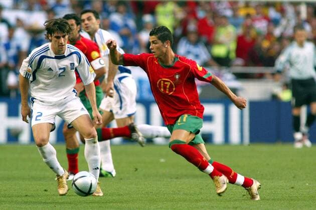 Fußball, EM Finale 2004 in Lissabon, Portugal - Griechenland 0:1 Cristiano Ronaldo (Portugal, re.) gegen Georgios Seitaridis (Griechenland) Fußball EM Herren Euro 2004, Europameisterschaft, Nationalmannschaft, Nationalteam, Länderspiel, Finale Gruppe pan6529 Lissabon Dynamik,  