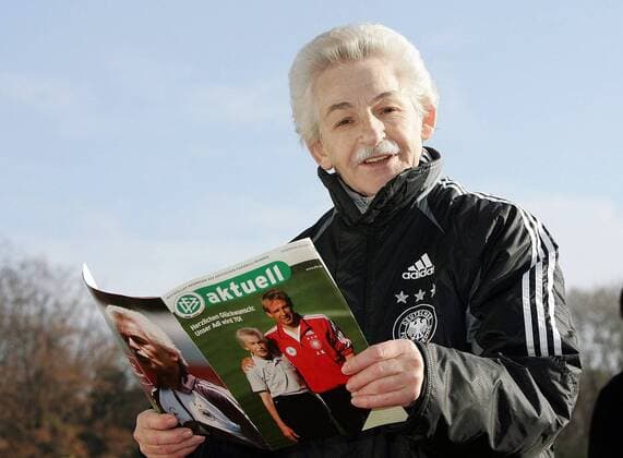 Physiotherapeut Adolf Katzenmeier (Deutschland) blättert in der DFB aktuell, das Magazin des Deutschen Fußballbundes gratuliert ihm auf der Titelseite zu seinem 70 Geburtstag Fußball Herren Nationalmannschaft 2004, Nationalteam, Vorbereitung, Training, Vdig Einzelbild Leipzig