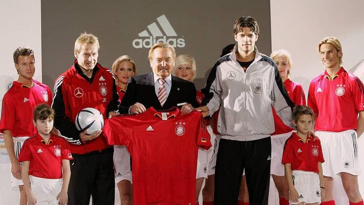 Bundestrainer Jürgen Klinsmann (li.) und Michael Ballack stellen gemeinsam mit DFB Präsident Gerhard Mayer Vorfelder (alle Deutschland) die neuen Trikots der Nationalmannschaft von adidas vor - rot wurde gewählt um Aggressivität auszustrahlen Fußball Herren Nationalmannschaft 2004, Nationalteam, Vorstellung, Präsentation, Pressetermin, Vdig Gruppe Kommerzialisierung, Models, Frau, Frauen, Mann Leipzig, Männer, Kind, Kinder