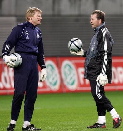 Torwart Oliver Kahn (li.) und Torwarttrainer Andreas Köpke (beide Deutschland) im Gespräch Fußball Herren Nationalmannschaft 2004, Nationalteam, Training, Torwarttraining Gruppe Leipzig Freude,