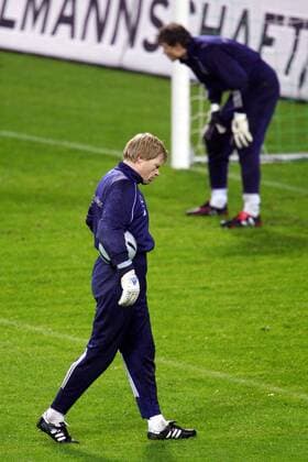 Torwart Oliver Kahn (li.) würdigt seinem Torwartkollegen Lehmann (beide Deutschland) keines Blickes Fußball Herren Nationalmannschaft 2004, Nationalteam, Training, Torwarttraining, Vdig Gruppe Leipzig