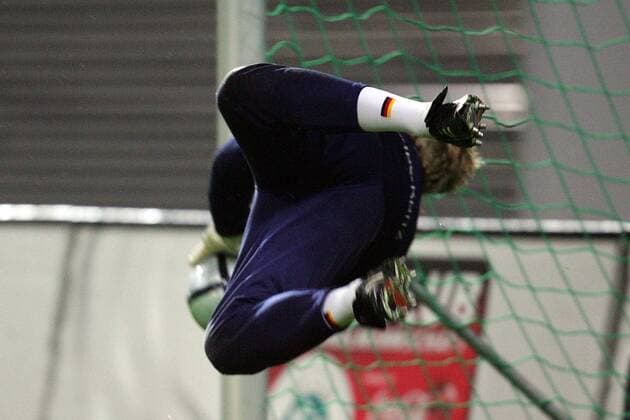 Torwart Oliver Kahn (Deutschland) - Parade Fußball Herren Nationalmannschaft 2004, Nationalteam, Training, Torwarttraining, Vdig Einzelbild Leipzig Dynamik,