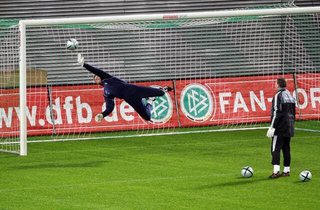 Torwart Oliver Kahn (li.) mit einer Flugeinlage vor den Augen von Torwarttrainer Andreas Köpke (beide Deutschland) Fußball Herren Nationalmannschaft 2004, Nationalteam, Training, Torwarttraining, Vdig Gruppe Leipzig Dynamik, Abwehr,