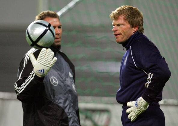Torwart Oliver Kahn (re.) wird von Torwarttrainer Andreas Köpke (beide Deutschland) beobachtet Fußball Herren Nationalmannschaft 2004, Nationalteam, Training, Torwarttraining, Vdig Gruppe Leipzig Skepsis,