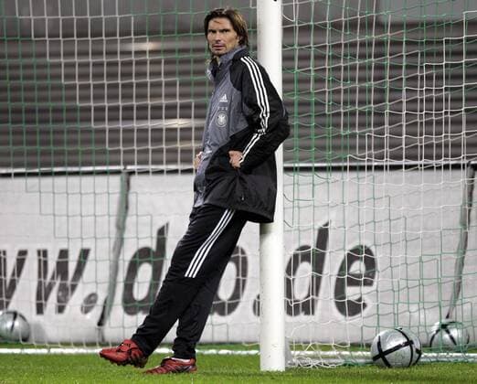 Thomas Brdaric (Deutschland) lehnt lässig am Torpfosten Fußball Herren Nationalmannschaft 2004, Nationalteam, Training Einzelbild Leipzig