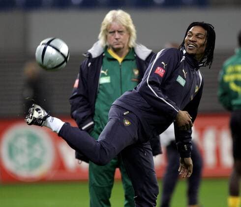 Rigobert Song hat Spaß am Training, wird jedoch von Nationaltrainer Schäfer (beide Kamerun) mit strengem Blick beobachtet Fußball Herren Nationalmannschaft 2004, Nationalteam, Training Gruppe Leipzig Dynamik,