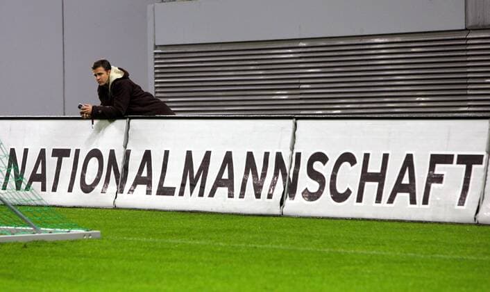 Teammanager Oliver Bierhoff (Deutschland) beobachtet das Training der Nationalmannschaft Fußball Herren Nationalmannschaft 2004, Nationalteam, Training Totale Leipzig