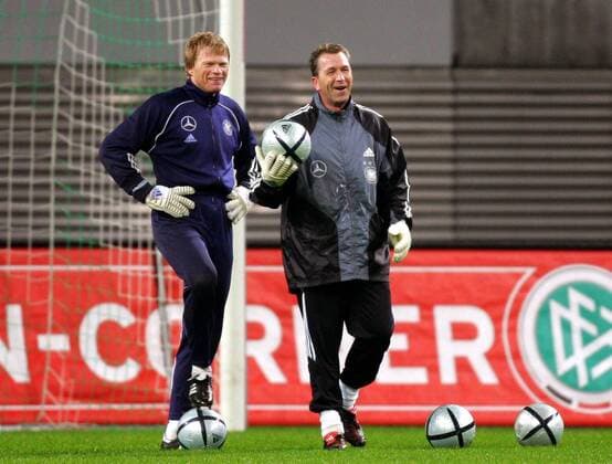 Torwart Oliver Kahn (li.) und Torwarttrainer Andreas Köpke (beide Deutschland) haben Spaß beim Training Fußball Herren Nationalmannschaft 2004, Nationalteam, Training Gruppe Leipzig Freude,
