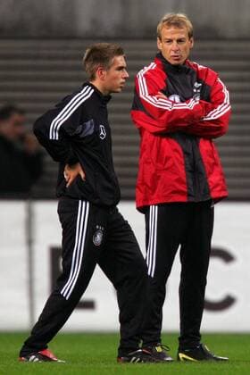 Bundestrainer Jürgen Klinsmann (re.) und Philipp Lahm (beide Deutschland) im Gespräch Fußball Herren Nationalmannschaft 2004, Nationalteam, Training Gruppe Leipzig