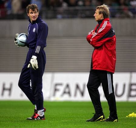 Torwart Jens Lehmann (li.) im Gespräch mit Bundestrainer Jürgen Klinsmann (beide Deutschland) Fußball Herren Nationalmannschaft 2004, Nationalteam, Training Gruppe Leipzig