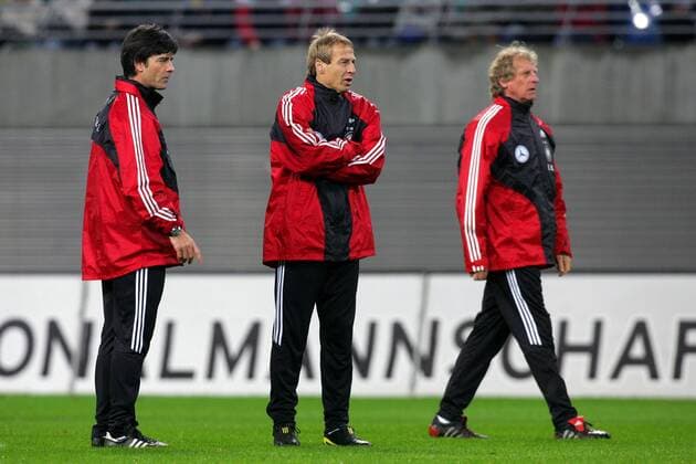 V.li.: Co Trainer Joachim Löw, Bundestrainer Jürgen Klinsmann und Assistent Rutemöller (alle Deutschland) Fußball Herren Nationalmannschaft 2004, Nationalteam, Training Gruppe Leipzig