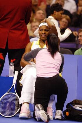 Serena Williams (USA) wird aufgrund einer Bauchmuskelverletzung in der Spielpause behandelt Tennis WM Damen Weltmeisterschaft 2004, WTA Tour, Championship, Gruppe Los Angeles, LA, L A