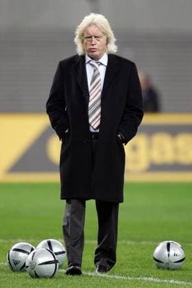 Nationaltrainer Winfried Schäfer (Kamerun) nachdenklich Fußball Länderspiel Herren Nationalmannschaft 2004, Nationalteam, Länderspiel, Test, Testspiel, Freundschaftsspiel Einzelbild Leipzig Nachdenklichkeit,