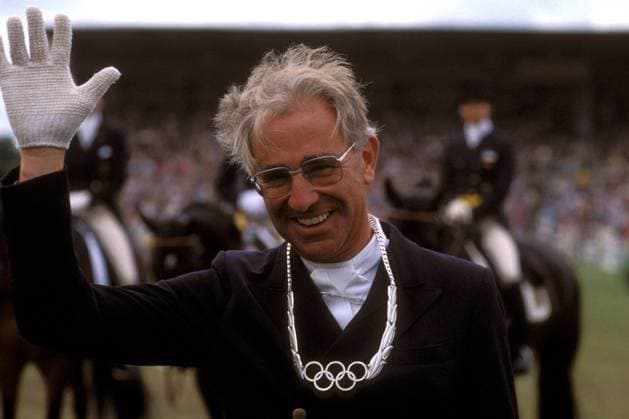 Dr. Rainer Klimke (BRD) verabschiedet sich zufrieden von seinen Anhängern Pferdesport OS Sommer Herren Olympische Sommerspiele 1988, Olympia, Olympiade, Spiele, Reiten, Reitsport, Dressur, Dressurreiten Einzelbild Seoul Freude,