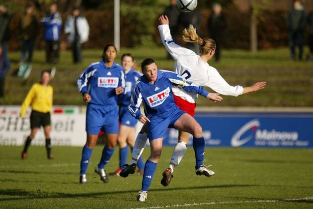 Pia Wunderlich (li., FFC Frankfurt) gegen Katharina Freitag (HSV) Fußball 1. BL Damen Saison 2004 2005, 1. FFC Frankfurt - Hamburger SV 5:0, Hamburg, Frauen, Frauenfußball, Vdig Gruppe Frankfurt M. Dynamik,