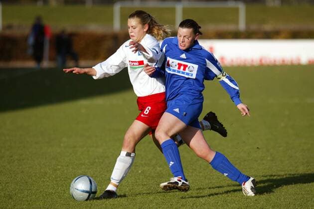Pia Wunderlich (re., FFC Frankfurt) gegen Katharina Freitag (HSV) Fußball 1. BL Damen Saison 2004 2005, 1. FFC Frankfurt - Hamburger SV 5:0, Hamburg, Frauen, Frauenfußball, Vdig Gruppe Frankfurt M. Dynamik,