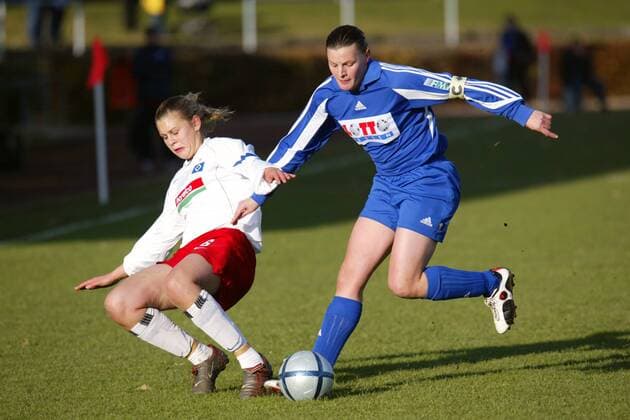 Pia Wunderlich (re., FFC Frankfurt) gegen Katharina Freitag (HSV) Fußball 1. BL Damen Saison 2004 2005, 1. FFC Frankfurt - Hamburger SV 5:0, Hamburg, Frauen, Frauenfußball, Vdig Gruppe Frankfurt M. Dynamik,