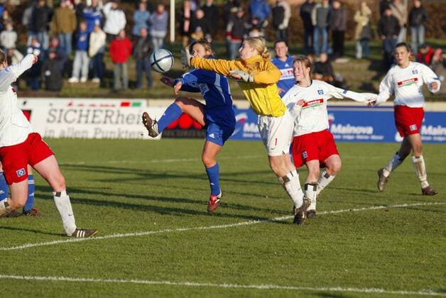 Torfrau Bianca Weech (HSV) klärt nur halbherzig gegen Sandra Albertz (FFC Frankfurt) Fußball 1. BL Damen Saison 2004 2005, 1. FFC Frankfurt - Hamburger SV 5:0, Hamburg, Frauen, Frauenfußball, Vdig Gruppe Frankfurt M. Dynamik, Abwehr,