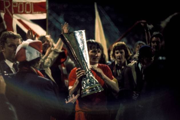 Tommy Smith (Liverpool) mit dem UEFA Pokal inmitten der Fans Fußball EC 3 Herren UEFA Cup 1972 1973, Pokal, Europacup, Europapokal, FC Liverpool, Vdia Gruppe Thommy, Thomas Mönchengladbach Freude,