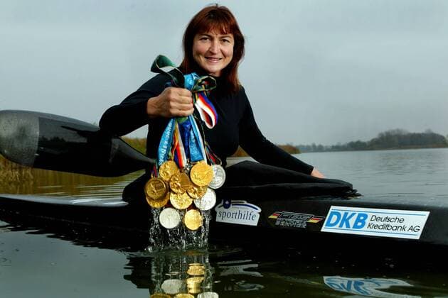 Deutschlands erfolgreichste Olympionikin Birgit Fischer präsentiert stolz ihre Medaillensammlung Kanu OS Sommer Damen Kanusport 2004, Olympische Sommerspiele, Olympia, Olympiade, Spiele, Vdig Einzelbild Bollmannsruh Freude,
