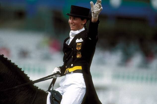 Olympiasiegerin Nicole Uphoff (Deutschland) lässt sich von den Anhängern feiern Pferdesport OS Sommer Damen Olympische Sommerspiele 1992, Olympia, Olympiade, Spiele, Reiten, Reitsport, Dressur, Dressurreiten Einzelbild Barcelona Freude,