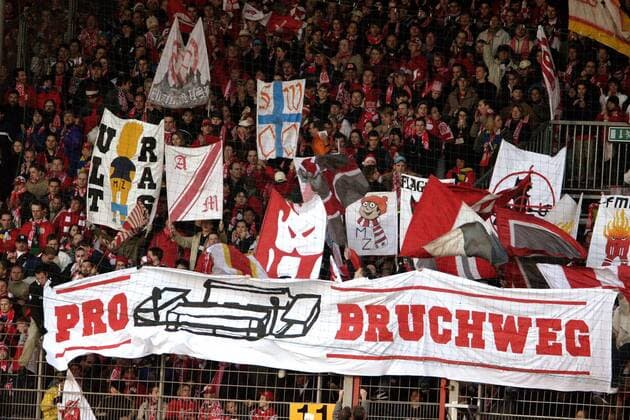 Fußball, Stadiongeschichte 1. FSV Mainz 05 Mainzer Fans halten dem Bruchwegstadion die Treue - Fantransparent PRO Bruchweg Fußball 1. BL Herren Saison 2004 2005, FSV Mainz 05, Vdig Totale Bruchwegstadion, am Mainz