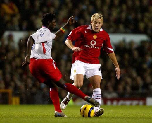 Mahamadou Diarra (Lyon, li.) gegen Alan Smith (Manchester United) Fußball EC 1 Herren Champions League 2004 2005, Manchester United - Olympique Lyonnais 2:1, ManU, OL Gruppe Manchester
