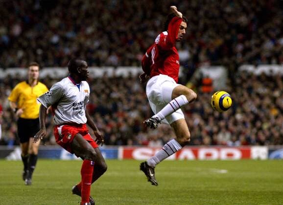 Ruud van Nistelrooy (Manchester United, re.) kommt vor Lamine Diatta (Lyon) an den Ball Fußball EC 1 Herren Champions League 2004 2005, Manchester United - Olympique Lyonnais 2:1, ManU, OL Gruppe Manchester Dynamik,