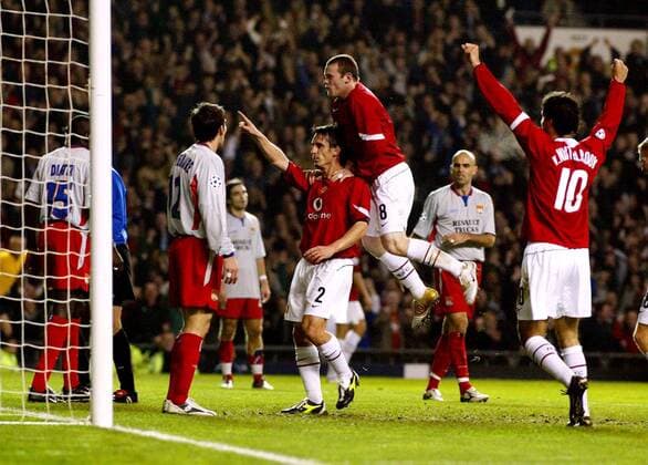 Torjubel Manchester United - Torschütze Gary Neville (Mitte) wird von Wayne Rooney gefeiert, re. Ruud van Nistelrooy Fußball EC 1 Herren Champions League 2004 2005, Manchester United - Olympique Lyonnais 2:1, ManU, OL, Lyon Gruppe Manchester Freude, Begeisterung,