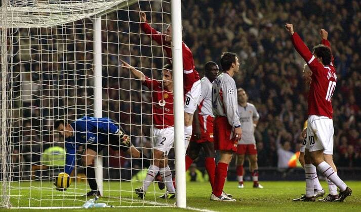 Torjubel Manchester United - Torschütze Gary Neville (Mitte) wird von Wayne Rooney gefeiert, re. Ruud van Nistelrooy Fußball EC 1 Herren Champions League 2004 2005, Manchester United - Olympique Lyonnais 2:1, ManU, OL, Lyon Gruppe Manchester Freude, Begeisterung,