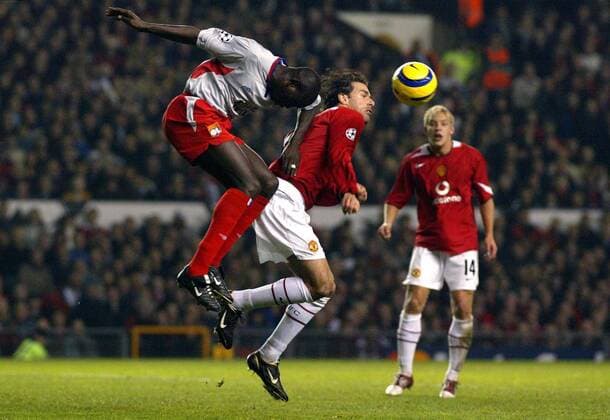 Lamine Diatta (Lyon, li.) gegen Ruud van Nistelrooy (Manchester United) Fußball EC 1 Herren Champions League 2004 2005, Manchester United - Olympique Lyonnais 2:1, ManU, OL Gruppe Manchester Dynamik, Kampf,