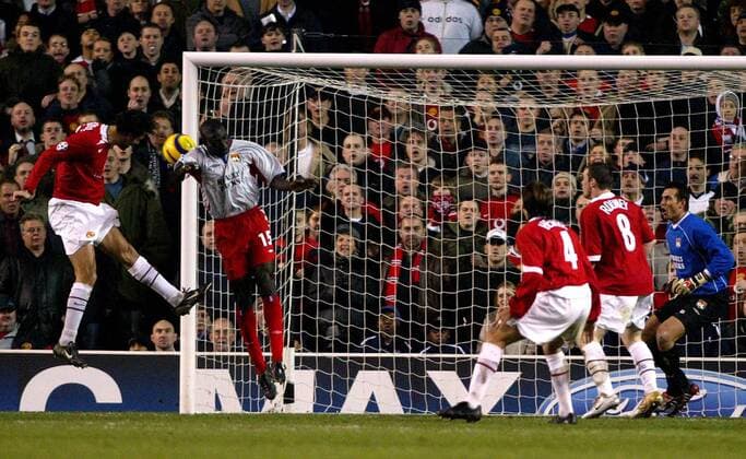 Ruud van Nistelrooy (Manchester United, li.) erzielt mit diesem Kopfball den Treffer zum 2:1 Fußball EC 1 Herren Champions League 2004 2005, Manchester United - Olympique Lyonnais 2:1, ManU, OL, Lyon Totale Manchester Dynamik,
