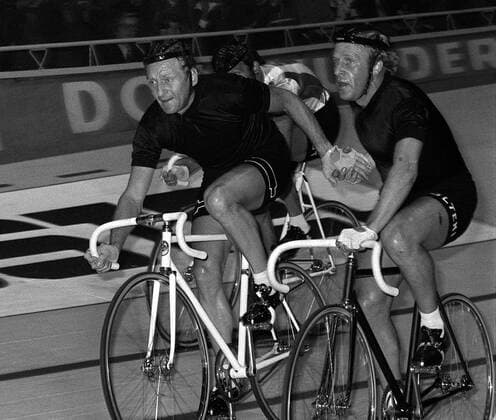 Klaus Bugdahl (BR Deutschland, li.) und Graeme Gilmore (Australien) - Wechsel Radsport Herren Dortmunder Sechstagerennen 1979, Sechstage, Sechs, Sixdays, six days Gruppe Dortmund