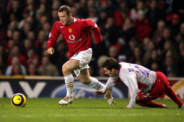 Wayne Rooney (Manchester United, li.) gegen Anthony Reveillere (Lyon) Fußball EC 1 Herren Champions League 2004 2005, Manchester United - Olympique Lyonnais 2:1, ManU, OL, Vdig Gruppe pan7763 Manchester Dynamik,  
