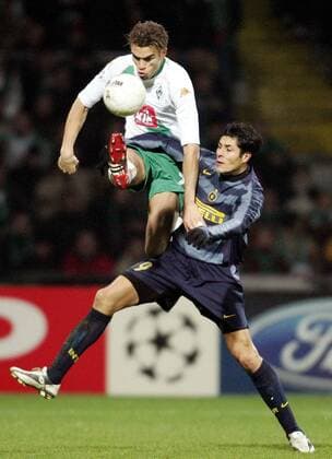 Valerien Ismael (Bremen, li.) gegen Julio Ricardo Cruz (Inter) Fußball EC 1 Herren Champions League 2004 2005, SV Werder Bremen - Internazionale Mailand 1:1 Gruppe Bremen Dynamik, Kampf,