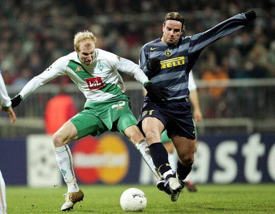 Ludovic Magnin (Bremen, li.) gegen Andy van der Meyde (Inter) Fußball EC 1 Herren Champions League 2004 2005, SV Werder Bremen - Internazionale Mailand 1:1 Gruppe Bremen Dynamik,