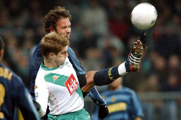 Ivan Klasnic (Bremen, vorn) gegen Sinisa Mihajlovic (Inter) Fußball EC 1 Herren Champions League 2004 2005, SV Werder Bremen - Internazionale Mailand 1:1 Gruppe Bremen Dynamik,