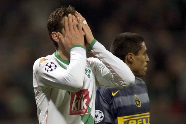 Miroslav Klose (Bremen) fassungslos Fußball EC 1 Herren Champions League 2004 2005, SV Werder Bremen - FC Internazionale Mailand 1:1, Inter Einzelbild Bremen Enttäuschung, Verzweiflung,