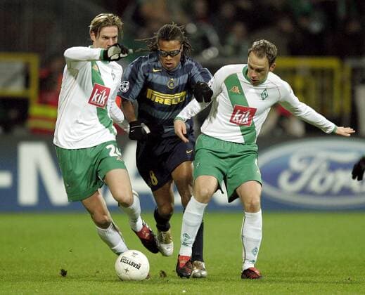 Edgar Davids (Inter, Mitte) gegen Tim Borowski (li.) und Fabian Ernst (beide Bremen) Fußball EC 1 Herren Champions League 2004 2005, SV Werder Bremen - FC Internazionale Mailand 1:1 Gruppe Bremen Dynamik,