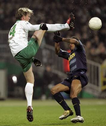 Tim Borowski (Bremen, li.) gegen Edgar Davids (Inter) Fußball EC 1 Herren Champions League 2004 2005, SV Werder Bremen - Internazionale Mailand 1:1 Gruppe Bremen Dynamik, Kampf,
