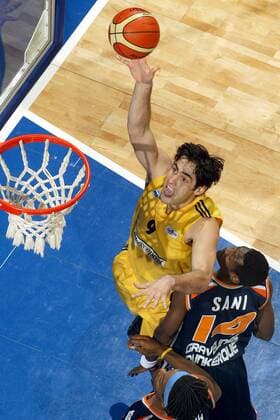 Jovo Stanojevic (ALBA, li.) - Korbleger, daneben Tahirou Sani (Gravelines DK) Basketball EC 3 Herren ULEB Cup 2004 2005, ALBA Berlin - BCM Gravelines Dunkerque 94:92, Dünkirchen Gruppe Berlin Dynamik,