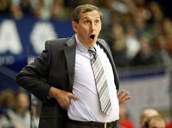Trainer Emir Mutapcic (ALBA) verfolgt das Spiel aufgeregt Basketball EC 3 Herren ULEB Cup 2004 2005, ALBA Berlin Einzelbild Berlin Spannung, Ungeduld,