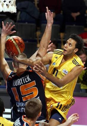 Stefano Garris (ALBA, re.) gegen Kordian Korytek (Gravelines DK) Basketball EC 3 Herren ULEB Cup 2004 2005, ALBA Berlin - BCM Gravelines Dunkerque 94:92, Dünkirchen Gruppe Berlin Dynamik,